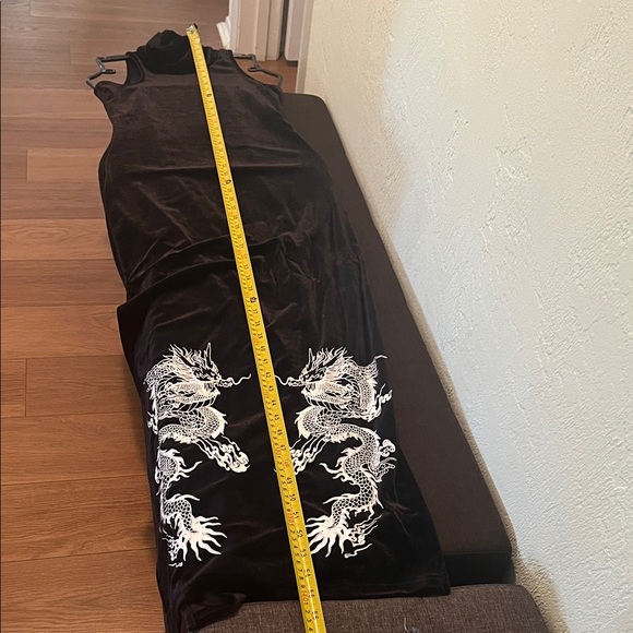 Elegant Black Sleeveless Dress with Dragon Embroidery ( S) - Picture 3 of 5